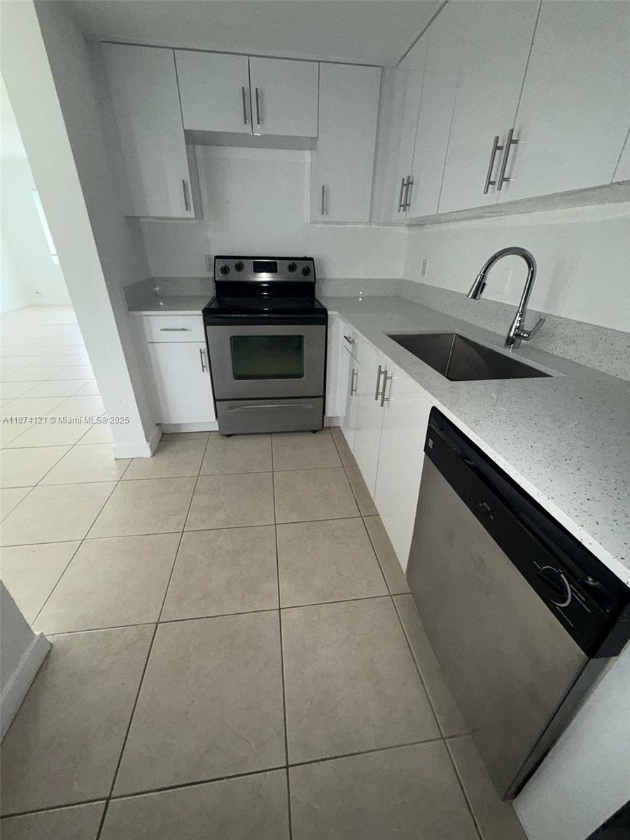 BIG OPORTUNITIE!!! Beautiful remodeled and fully painted apartment with two bedrooms and two bathrooms.