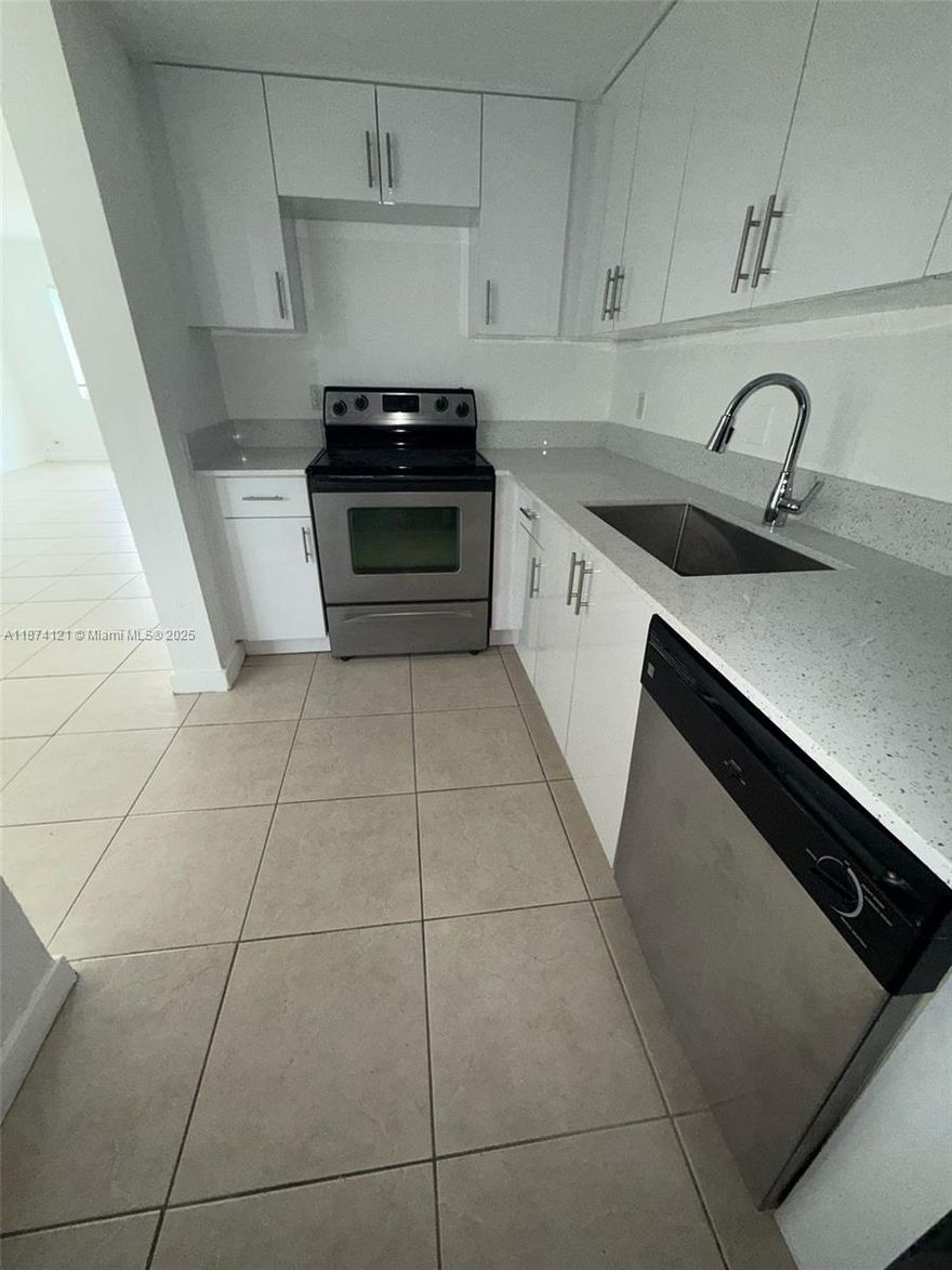 BIG OPORTUNITIE!!! Beautiful remodeled and fully painted apartment with two bedrooms and two bathrooms.