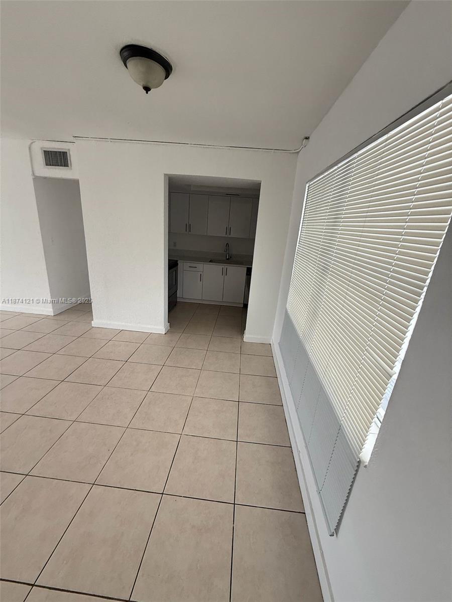 THE WHITE HOUSE CONDO - Residential