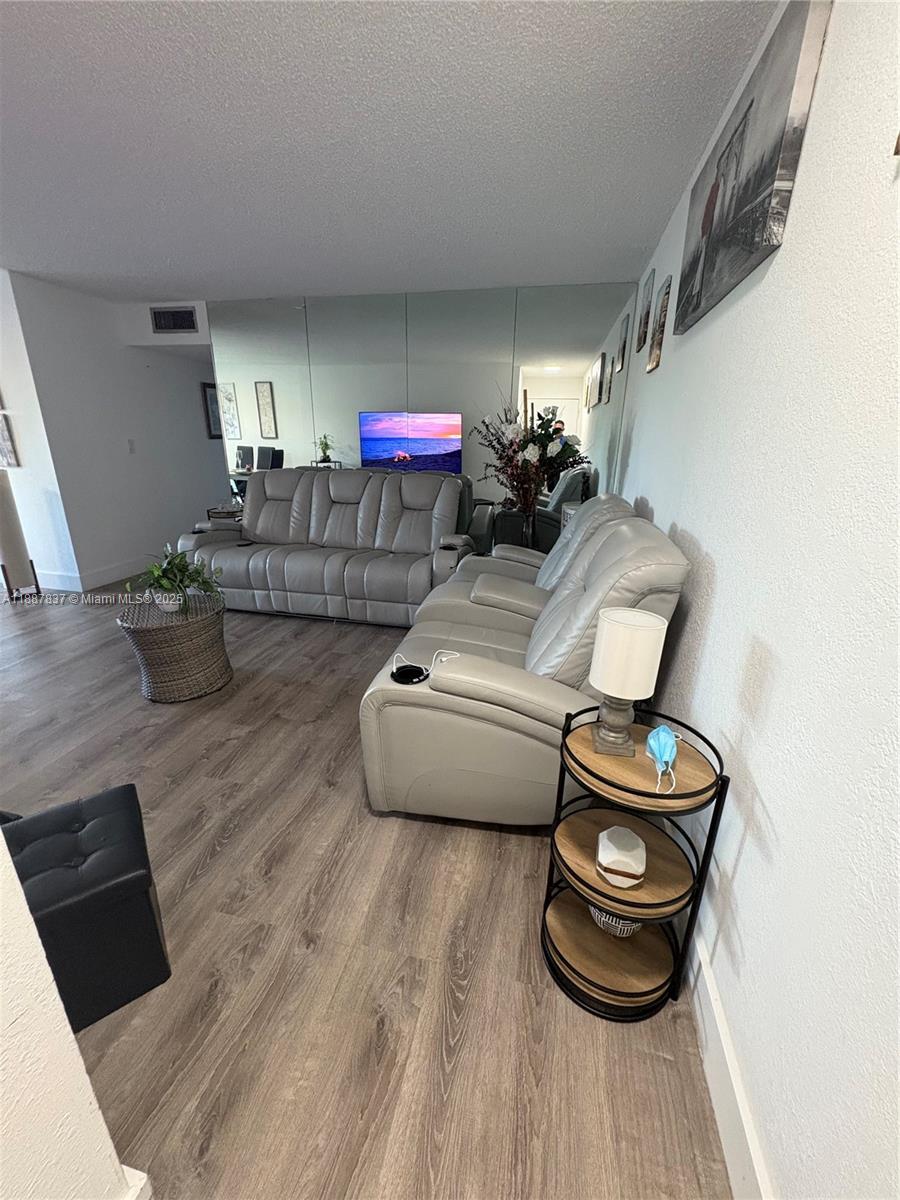 EL JARDIN DE HIALEAH COND - Residential