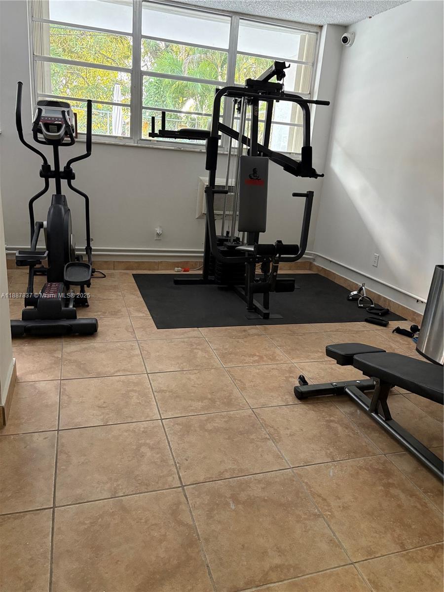 EL JARDIN DE HIALEAH COND - Residential