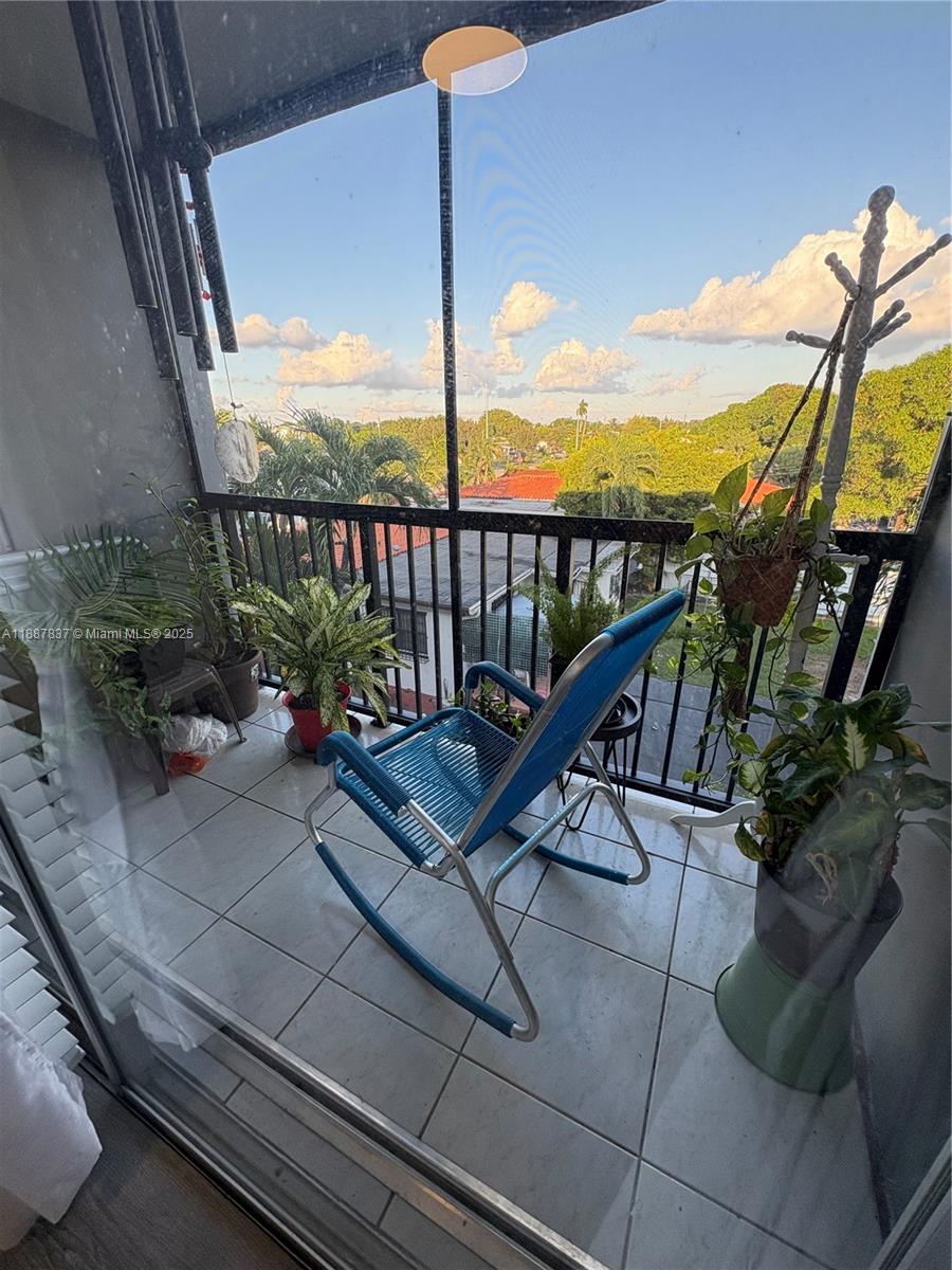 EL JARDIN DE HIALEAH COND - Residential