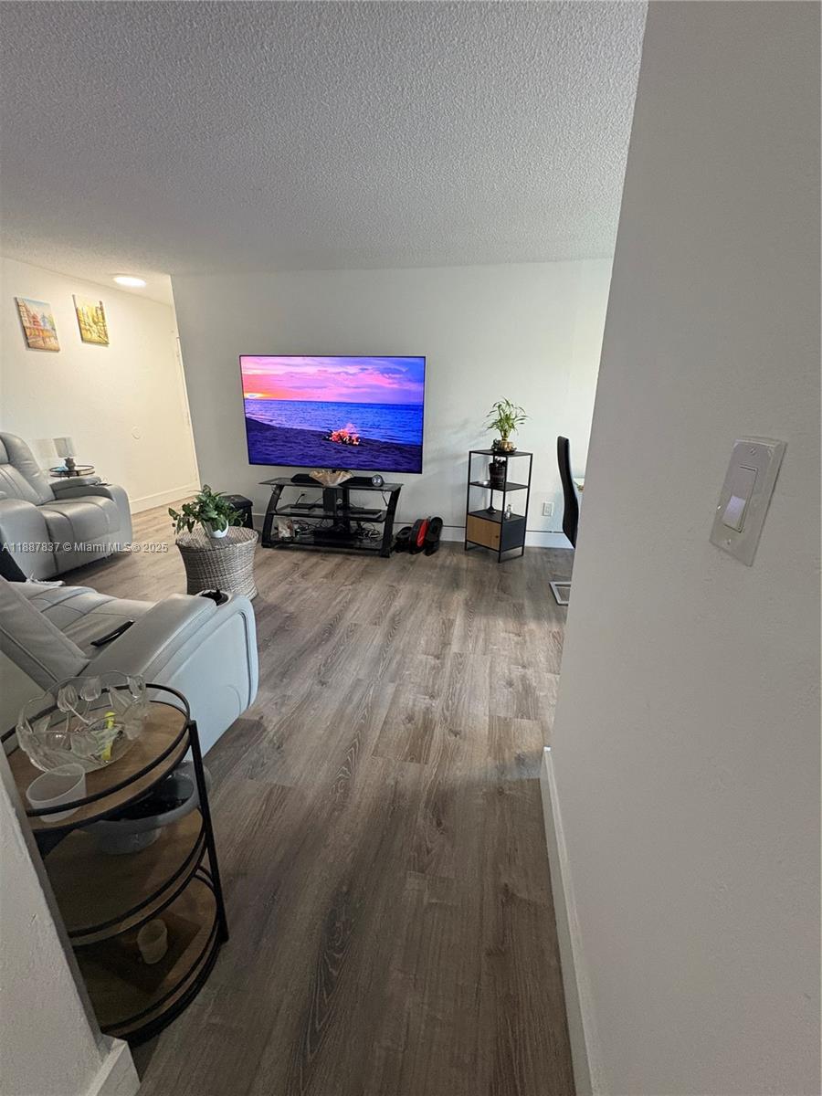 EL JARDIN DE HIALEAH COND - Residential
