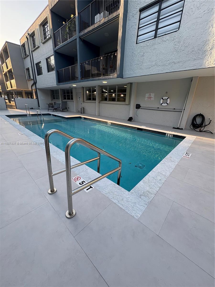 EL JARDIN DE HIALEAH COND - Residential