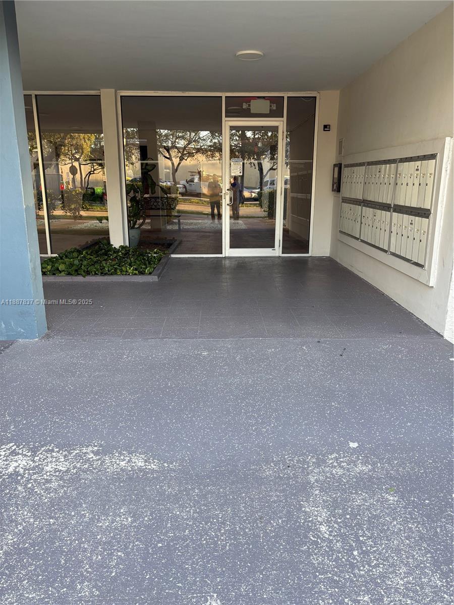 EL JARDIN DE HIALEAH COND - Residential
