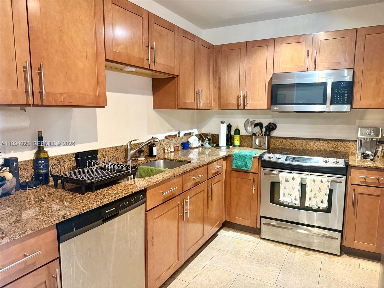 COLONNADE AT DADELAND SW - Residential