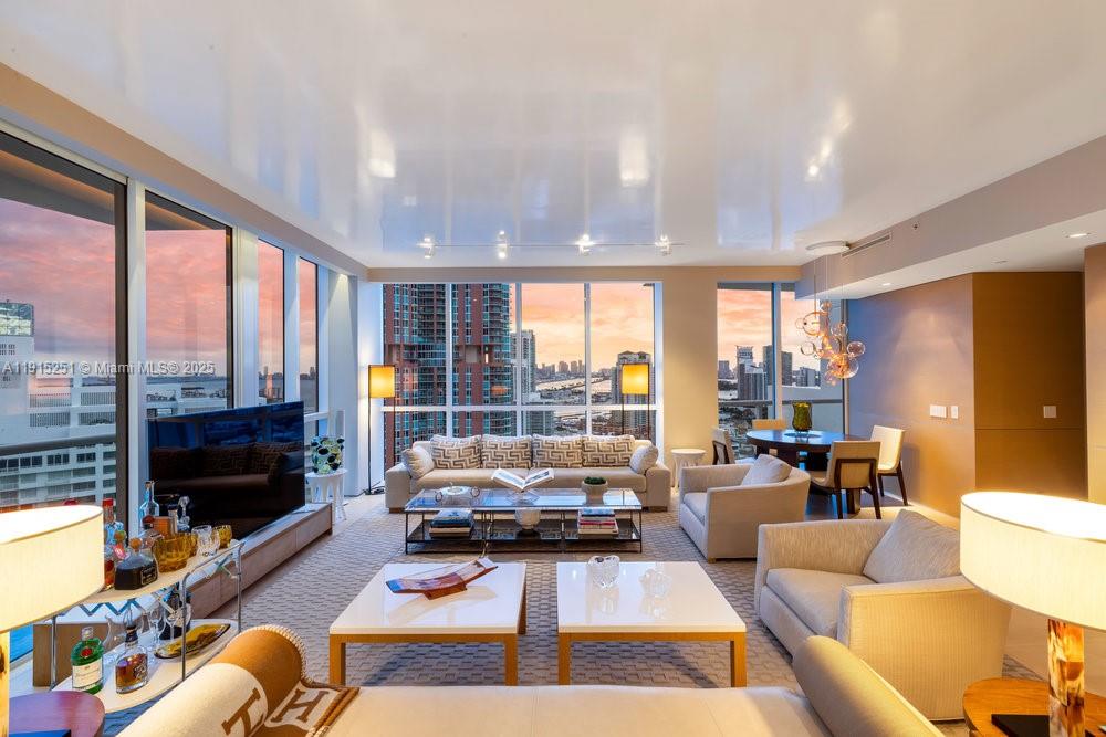 CONTINUUM ON SOUTH BEACH - Residential