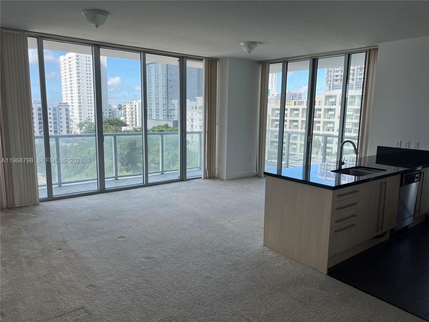Corner unit overlooking the swimming pool. Great building with great amenities in a great location walking distance
to everything, including metro mover and metro rail.