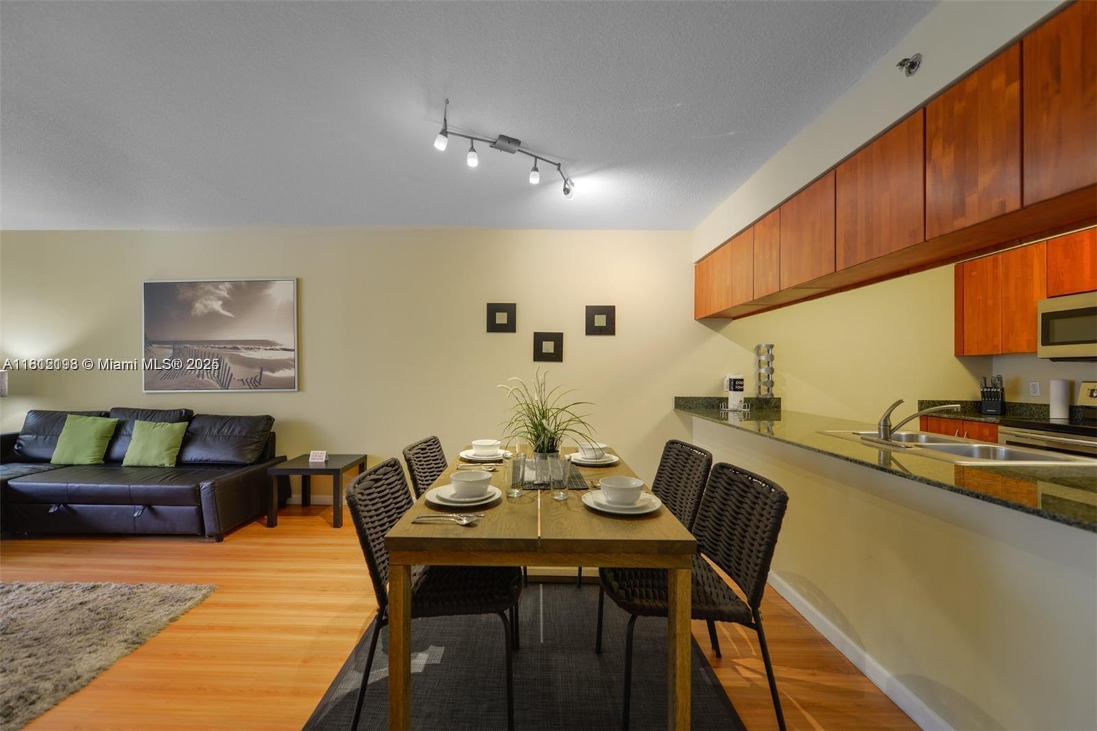 Property for Sale at 1200 Brickell Bay Dr 2120, Miami, Broward County, Florida - Bedrooms: 1 
Bathrooms: 1  - $470,000