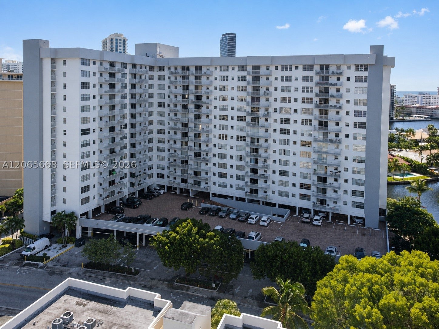 137 Golden Isles Dr 912