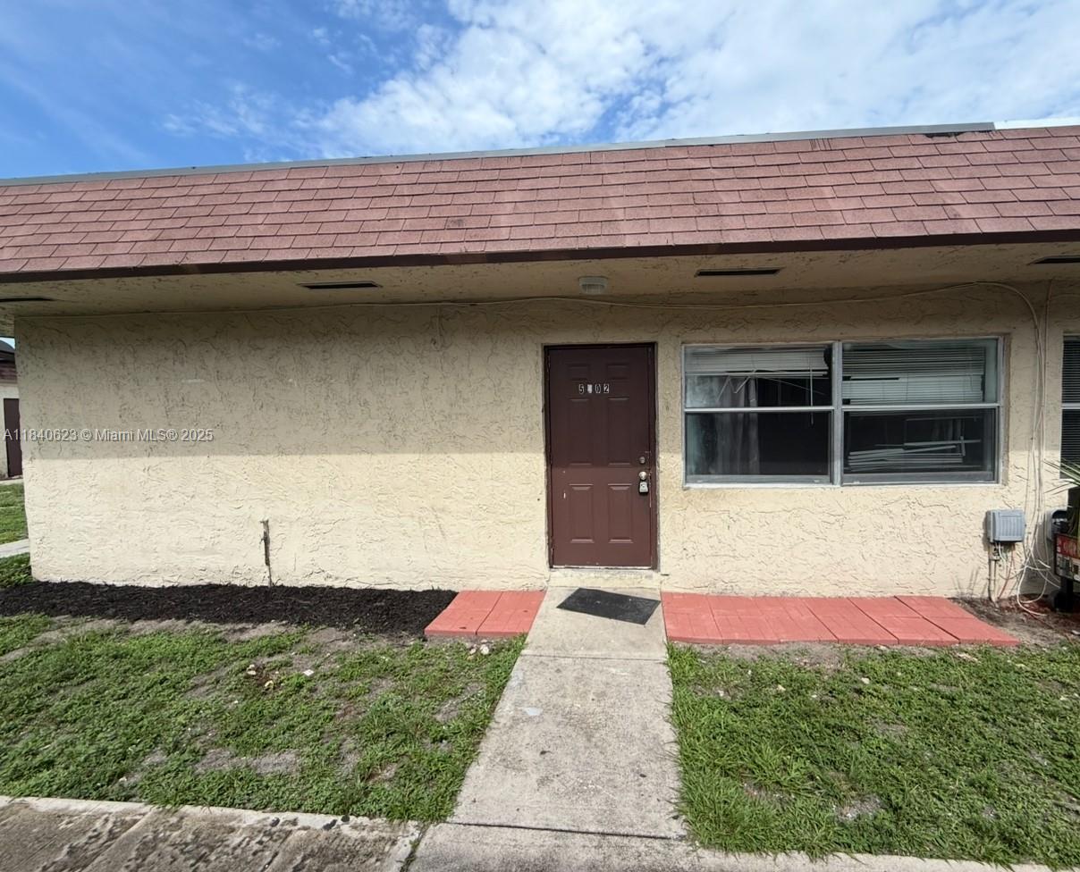 This spacious unit features a large kitchen, fresh paint, and durable laminate flooring throughout. Water and trash are included in the rent for added convenience, minutes from shopping, dining, and entertainment. A perfect blend of comfort and convenience — don’t miss this opportunity! Fast approval