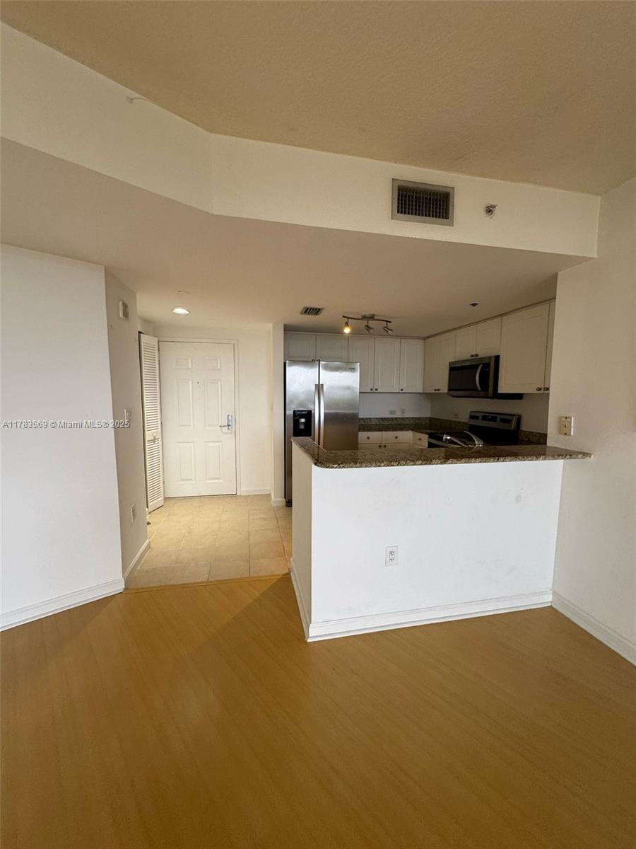 Rental Property at 19501 W Country Club Dr 706, Aventura, Miami-Dade County, Florida - Bedrooms: 1 
Bathrooms: 1  - $2,300 MO.
