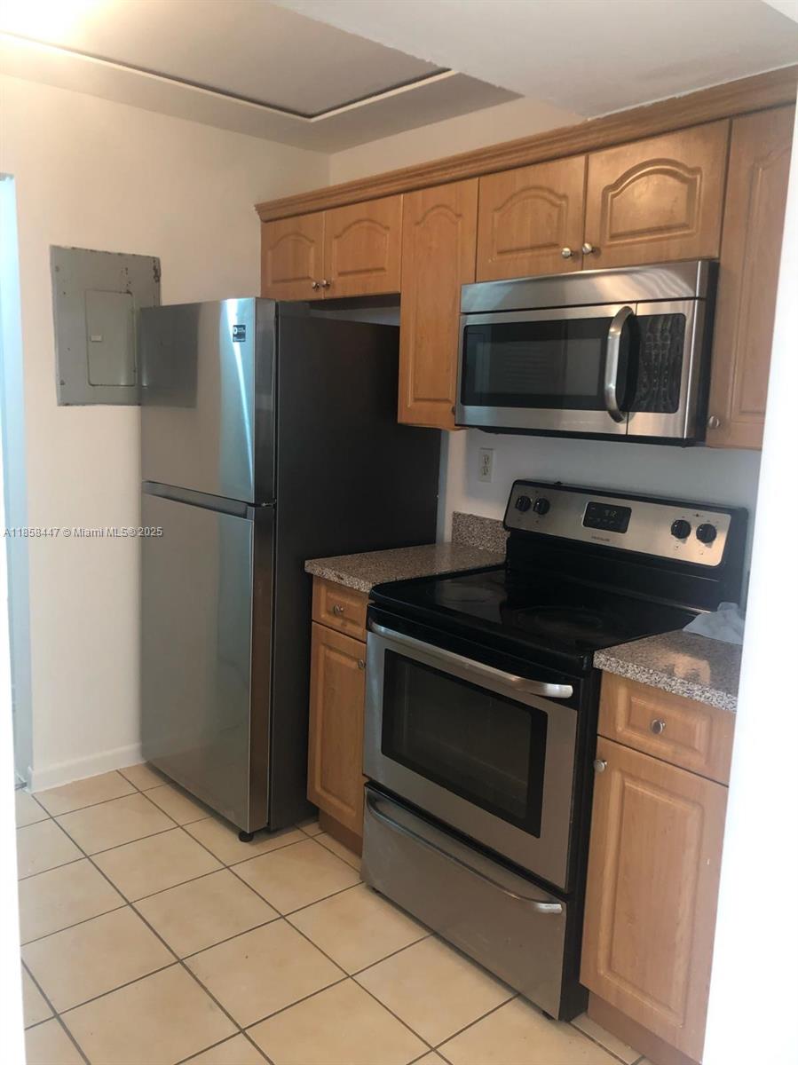 Spacious 1BR/1BA condo featuring in-unit washer & dryer, ideally located near FIU and major shopping centers. The community offers resort-style amenities including a swimming pool, clubhouse, lake, children’s playground, dog park, plus 24/7 security with guard and cameras. Fast approval guaranteed!