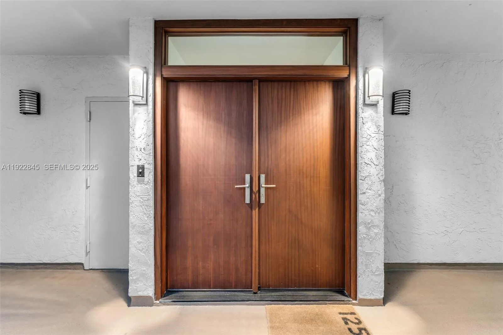 Key Biscayne, Florida 33149, United States, 3 Bedrooms Bedrooms, ,3 BathroomsBathrooms,Residential,Pending,249703