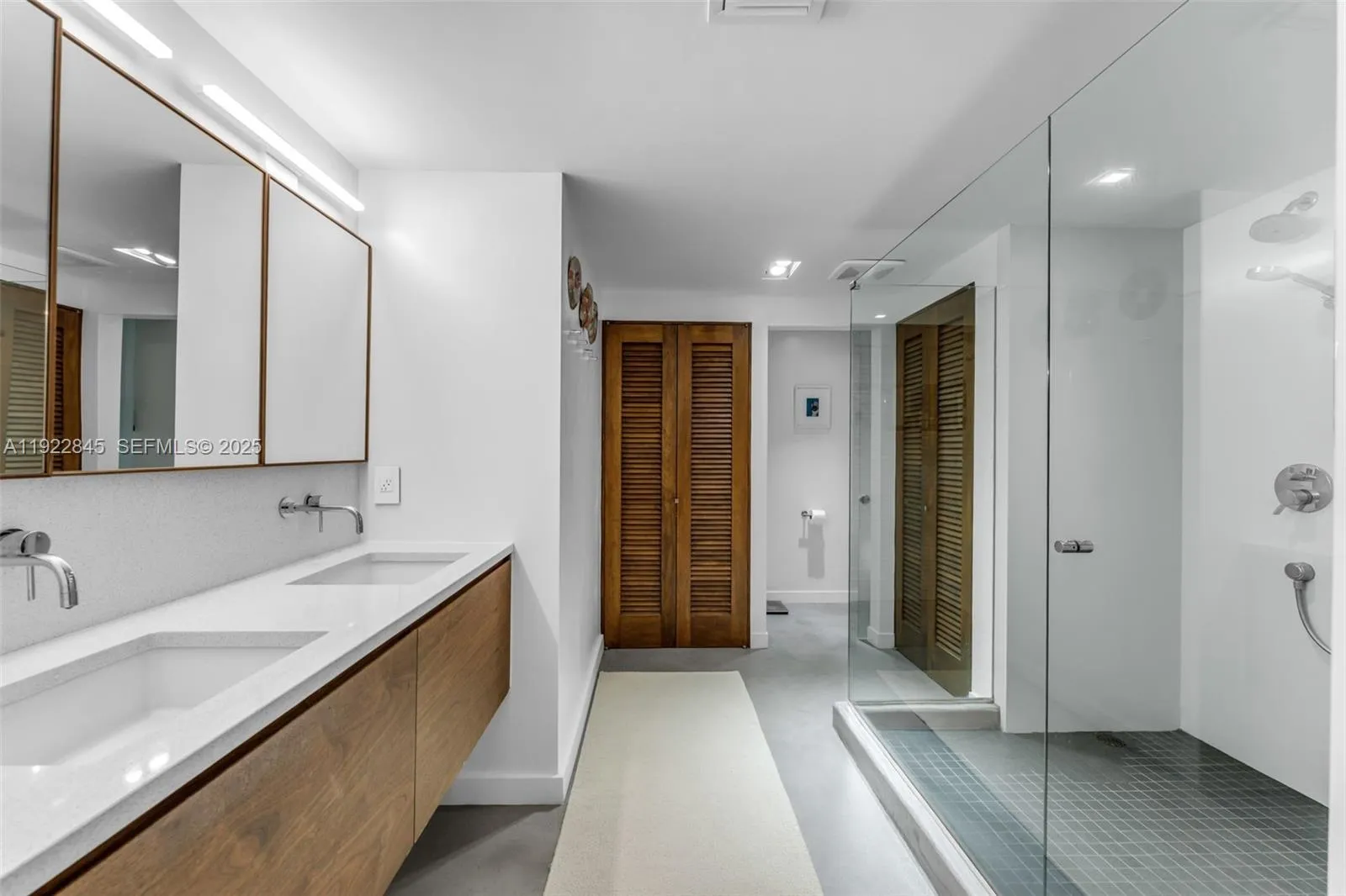 Key Biscayne, Florida 33149, United States, 3 Bedrooms Bedrooms, ,3 BathroomsBathrooms,Residential,Pending,249703