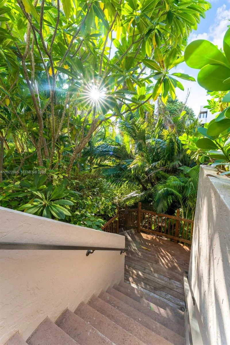 Key Biscayne, Florida 33149, United States, 3 Bedrooms Bedrooms, ,3 BathroomsBathrooms,Residential,Pending,249703