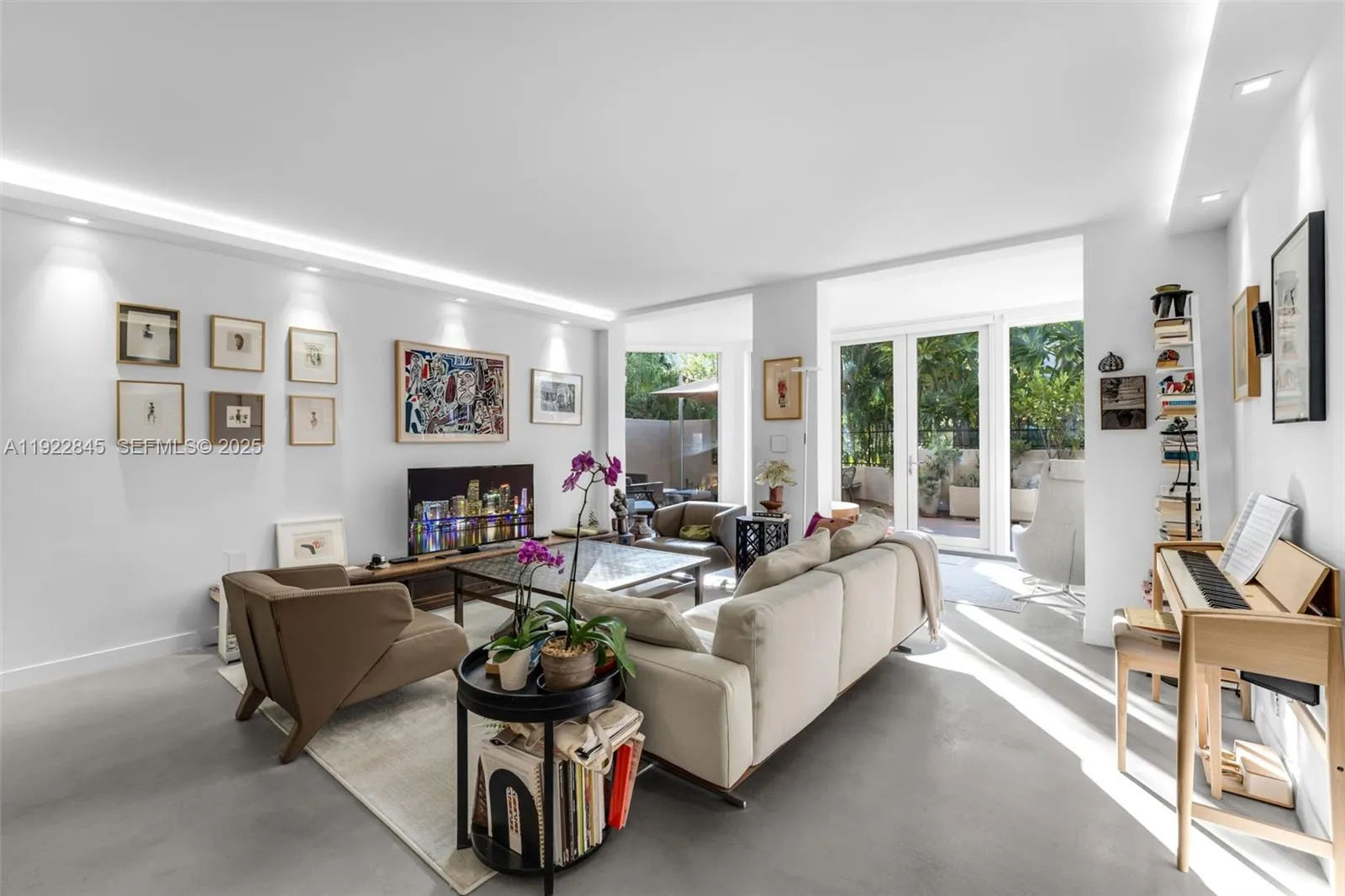 Key Biscayne, Florida 33149, United States, 3 Bedrooms Bedrooms, ,3 BathroomsBathrooms,Residential,Pending,249703