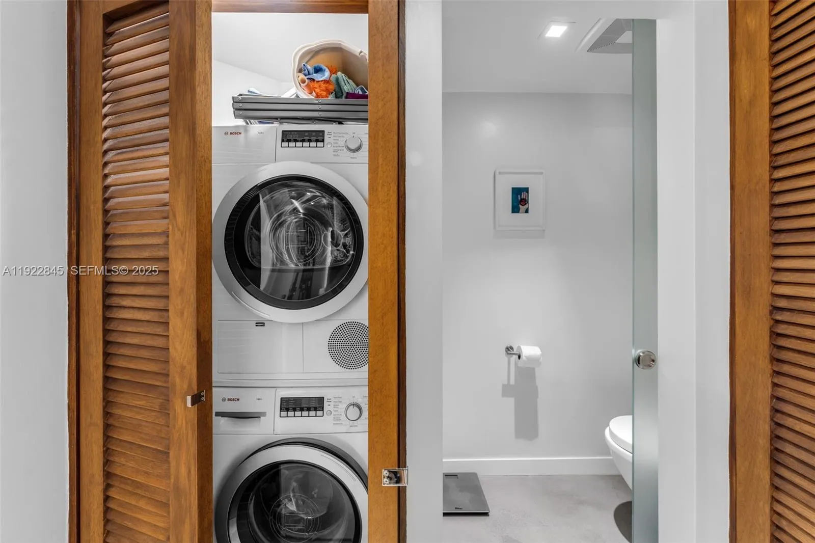 Key Biscayne, Florida 33149, United States, 3 Bedrooms Bedrooms, ,3 BathroomsBathrooms,Residential,Pending,249703