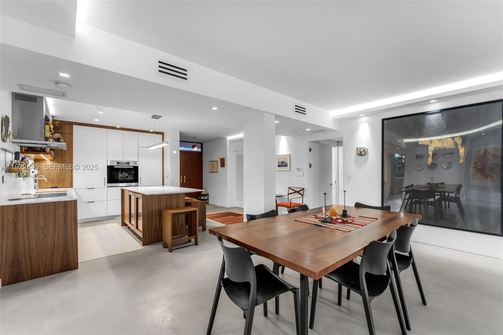 Key Biscayne, Florida 33149, United States, 3 Bedrooms Bedrooms, ,3 BathroomsBathrooms,Residential,Pending,249703