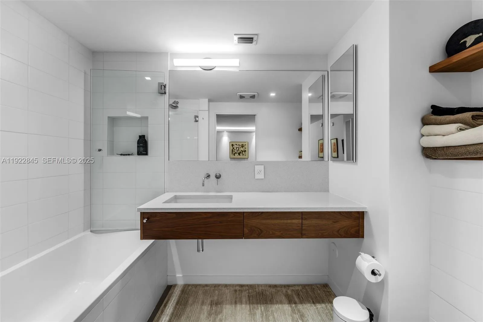 Key Biscayne, Florida 33149, United States, 3 Bedrooms Bedrooms, ,3 BathroomsBathrooms,Residential,Pending,249703