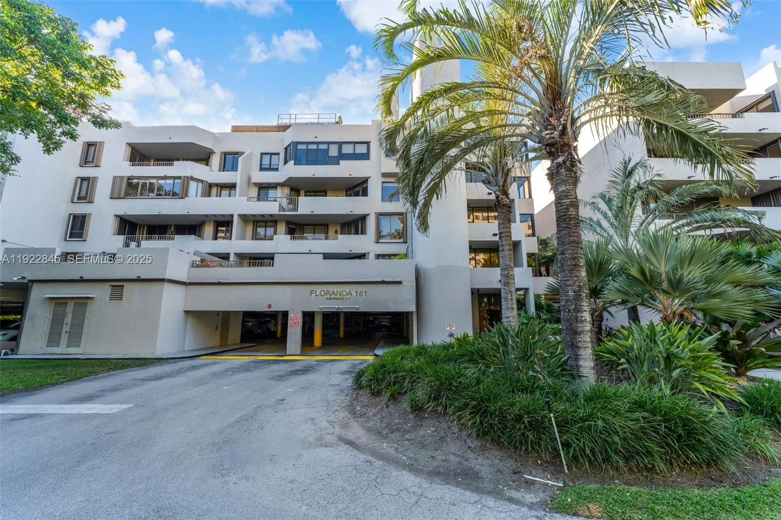 Key Biscayne, Florida 33149, United States, 3 Bedrooms Bedrooms, ,3 BathroomsBathrooms,Residential,Pending,249703