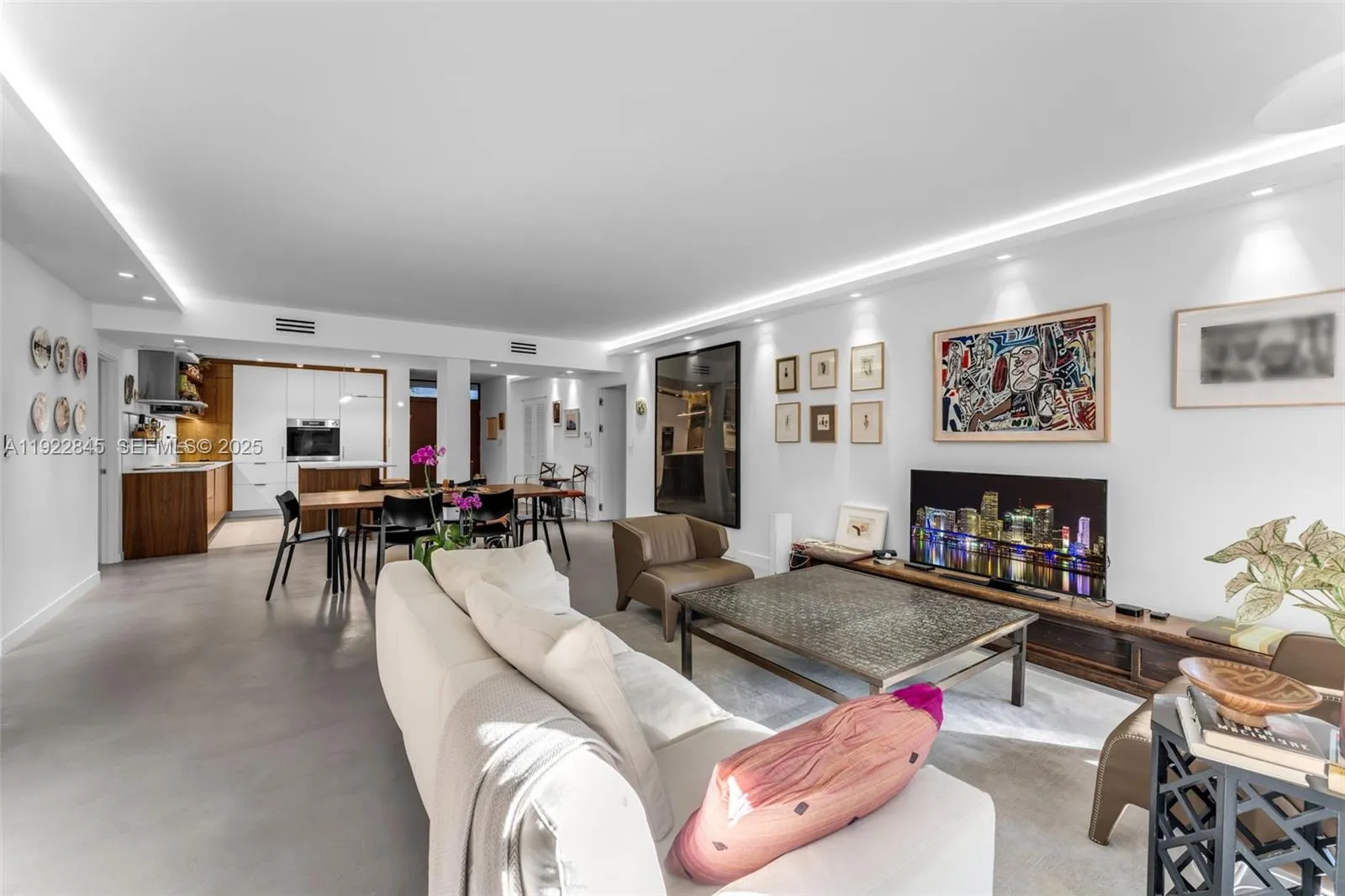 Key Biscayne, Florida 33149, United States, 3 Bedrooms Bedrooms, ,3 BathroomsBathrooms,Residential,Pending,249703