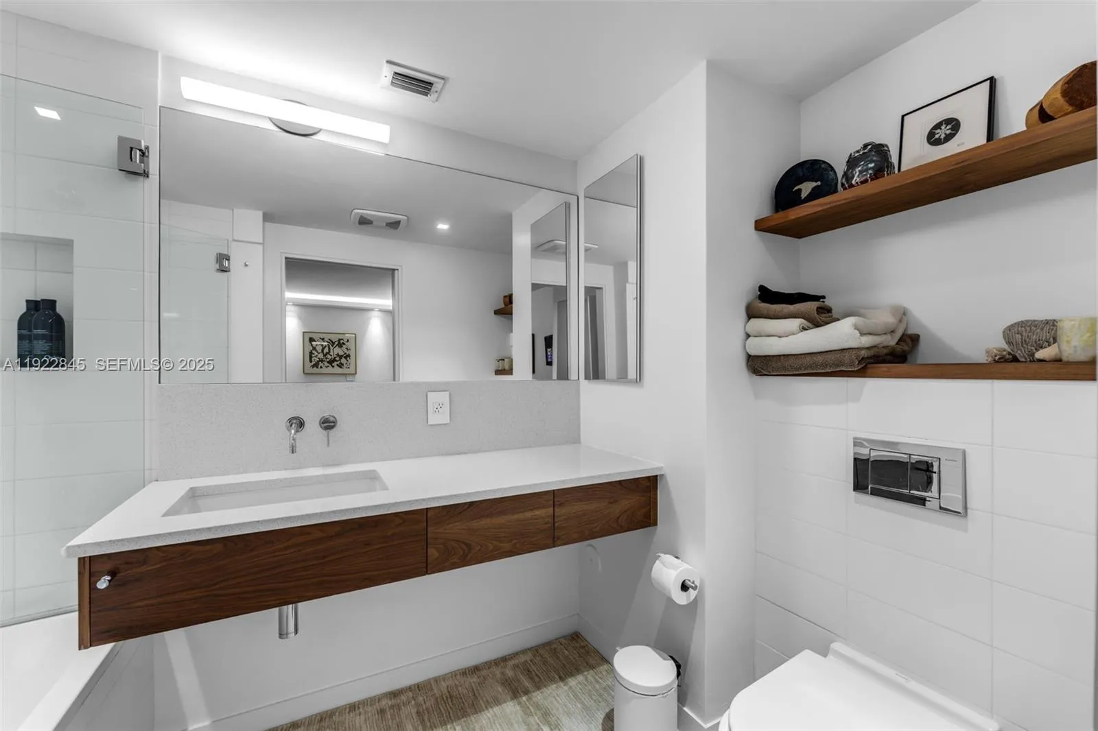 Key Biscayne, Florida 33149, United States, 3 Bedrooms Bedrooms, ,3 BathroomsBathrooms,Residential,Pending,249703