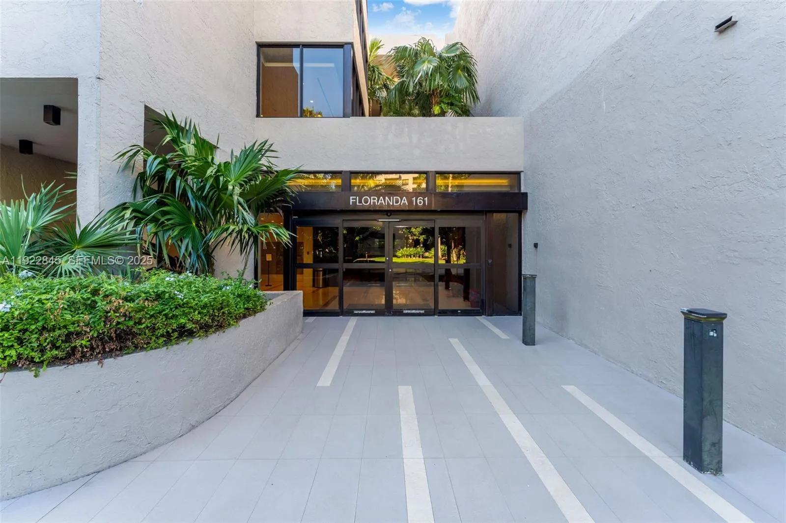 Key Biscayne, Florida 33149, United States, 3 Bedrooms Bedrooms, ,3 BathroomsBathrooms,Residential,Pending,249703