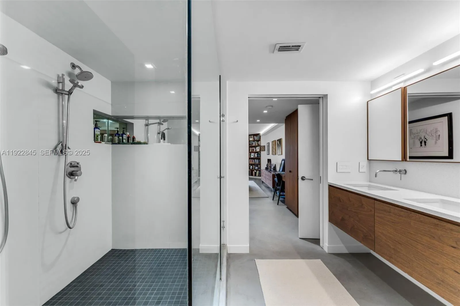 Key Biscayne, Florida 33149, United States, 3 Bedrooms Bedrooms, ,3 BathroomsBathrooms,Residential,Pending,249703