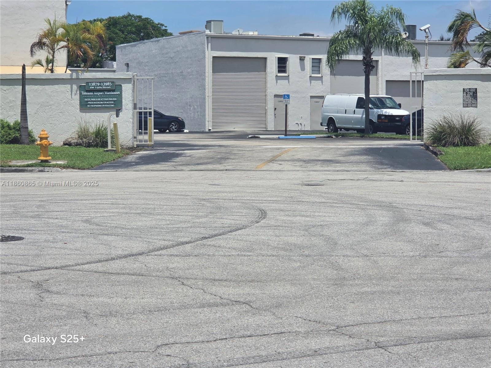 Fully remodeled industrial 517 sq ft warehouse with -+200 sq ft mezzanine . High ceilings (18 ft) maximize functionality and space.
Great location, easy to show.