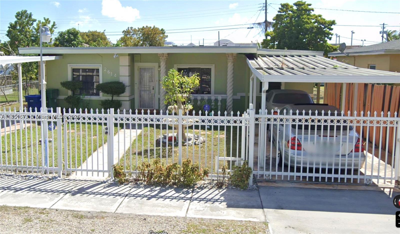 Welcome to a charming and updated 3-bedroom, 1-bath single-family home perfectly situated in the heart of Miami. This cozy residence offers comfortable living with a spacious layout, natural lighting, and a large backyard, ideal for relaxing or entertaining.
Enjoy the convenience of a central location, just minutes from major highways, schools, shopping centers, public transportation, and local parks.
Section 8 welcome!
?? Don?t miss out on this rare opportunity to rent a well-maintained home in one of Miami?s most accessible and vibrant communities.