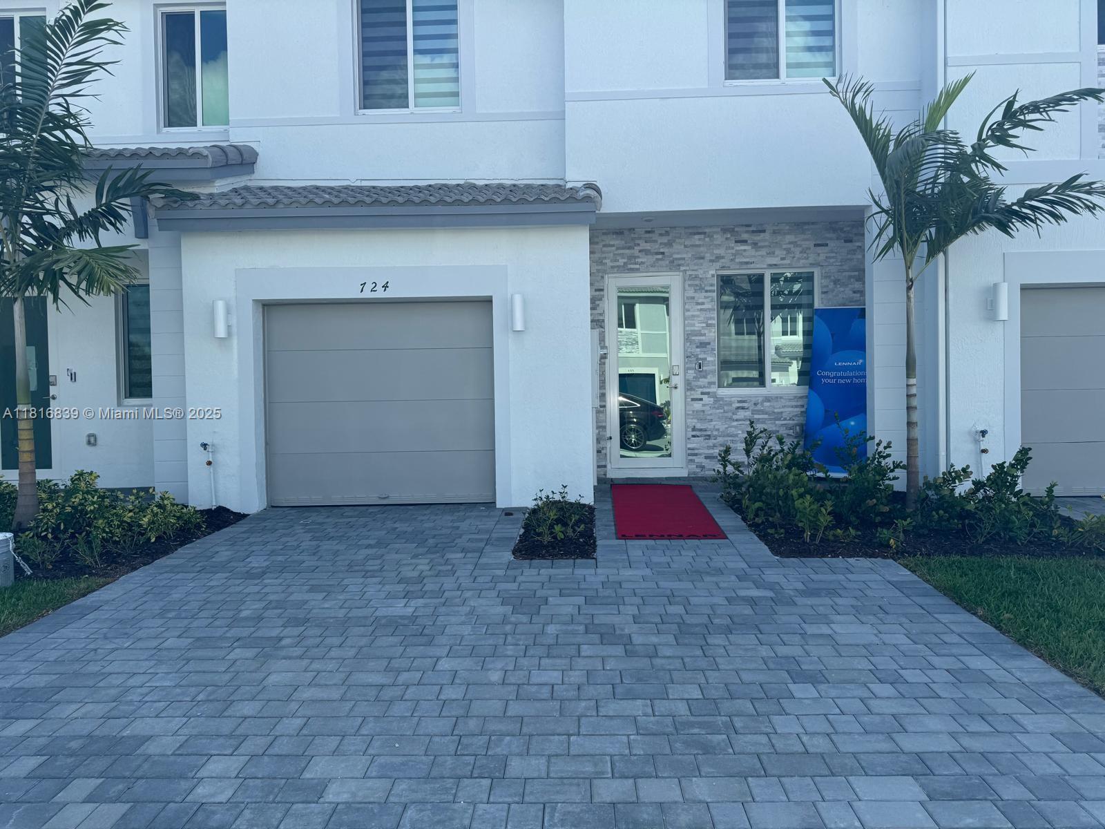 724 Se 13th St Cir  , Homestead, Miami-Dade County, Florida - 3 Bedrooms  
3 Bathrooms - 