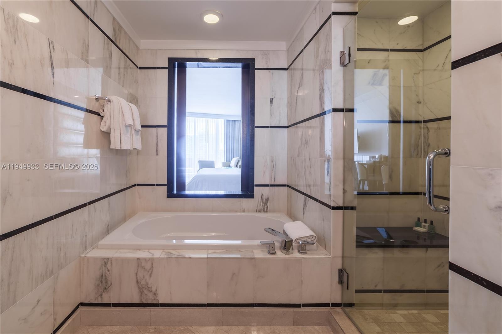 FONTAINEBLEAU III OCEAN C - Residential