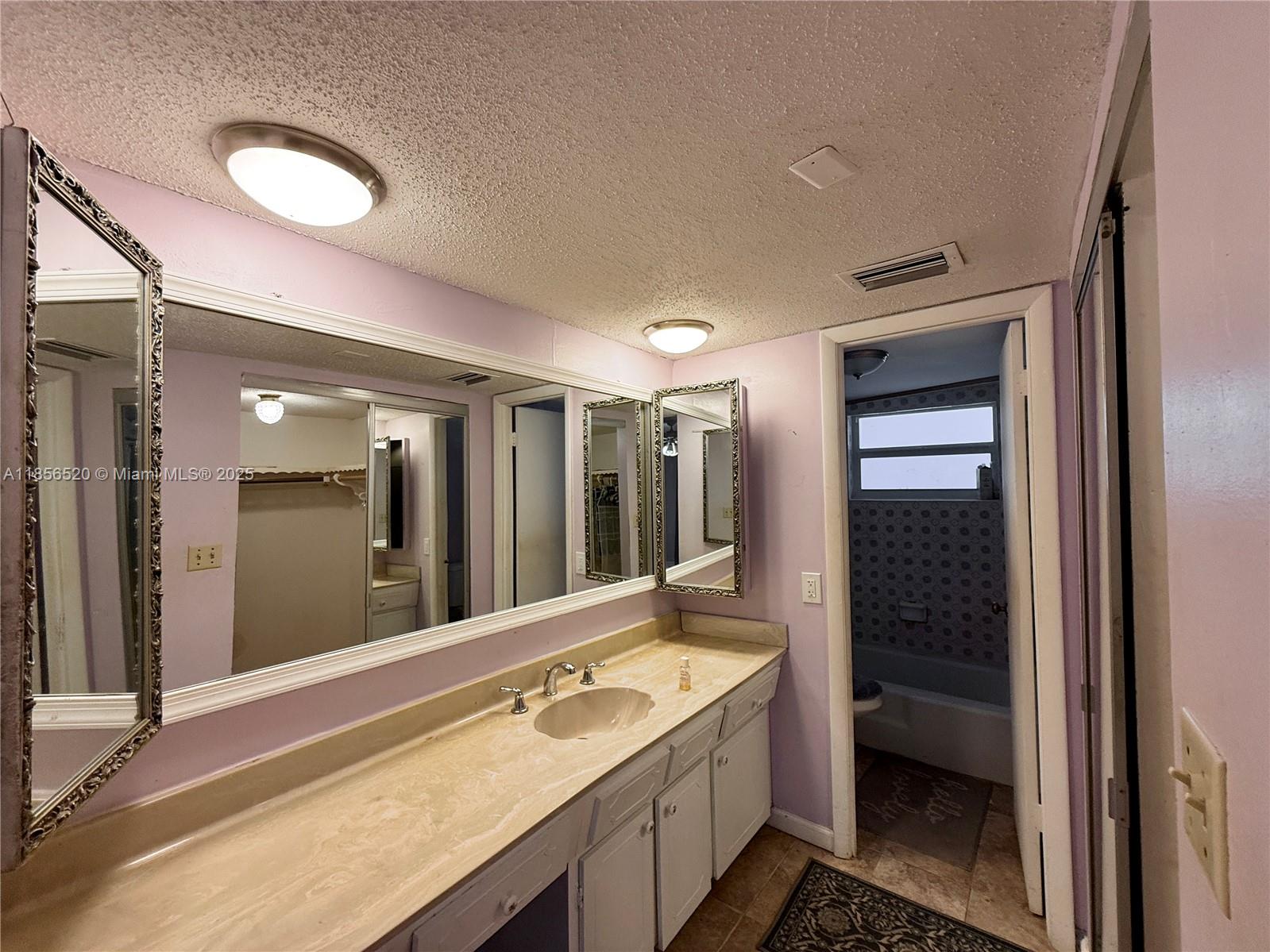 DIAMOND CONDO - Residential