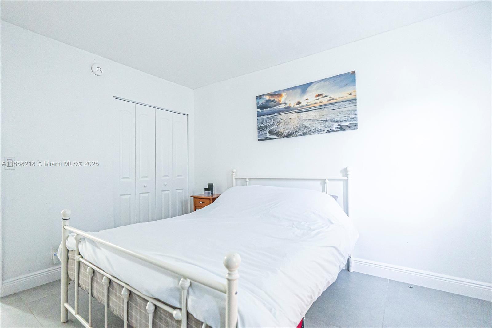 SANTA MONICA CONDOMINIUM - Residential