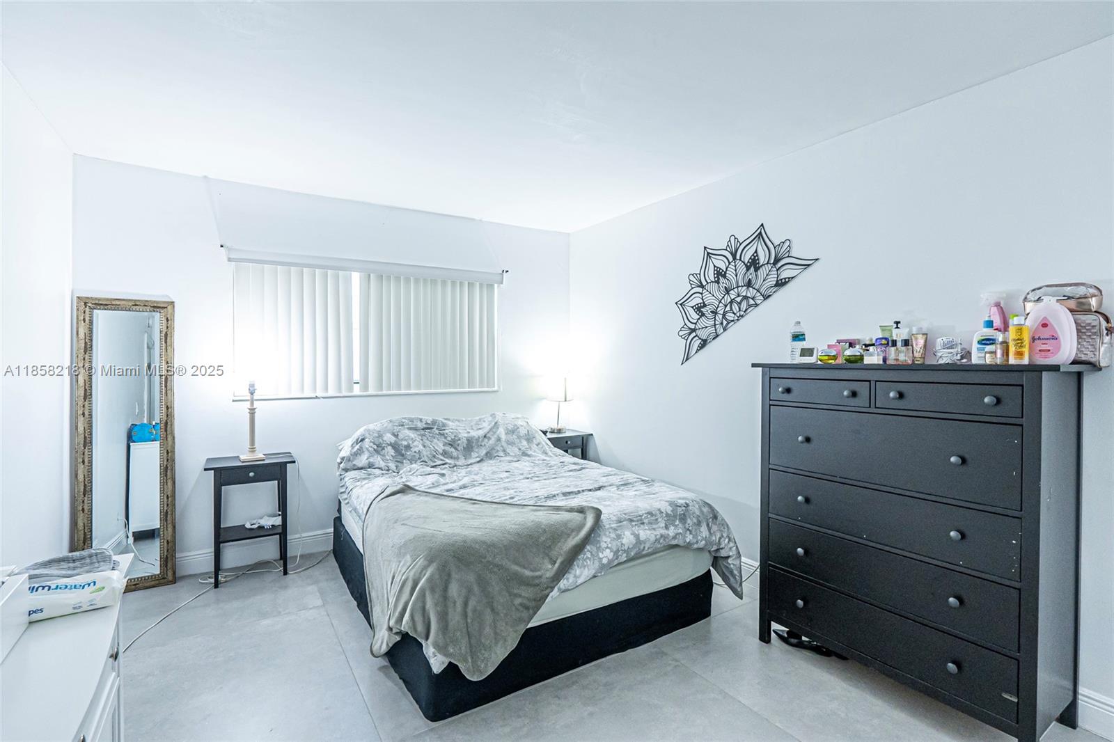 SANTA MONICA CONDOMINIUM - Residential