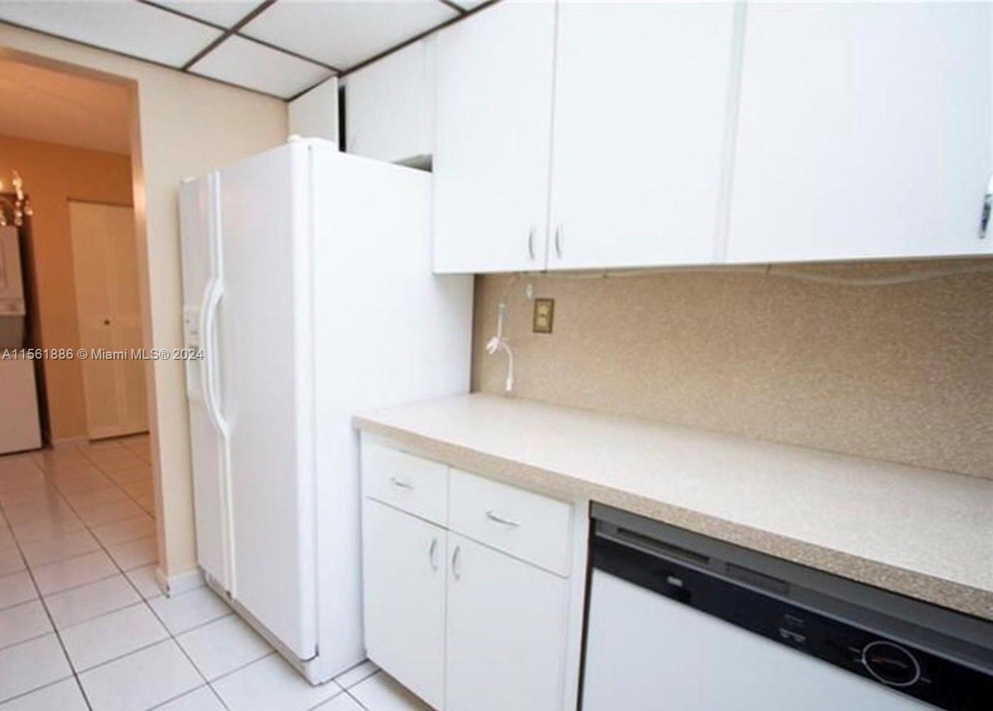 BEAUTIFUL 2/2 CONDO WITH BREATHTAKING VIEW OF THE INTRACOASTAL. CONVENIENT LOCATION: ACROSS THE STREET FROM THE BEACH, WALKING DISTANCE TO SHOPS AND DINING. AMENITIES INCLUDE: POOL OVERLOOKING THE BAY, BBQ AREA, GYM. ONE ASSIGNED PARKING LOT IS INCLUDED. WASHER/DRYER INSIDE THE UNIT. AVAILABLE NOW!!!