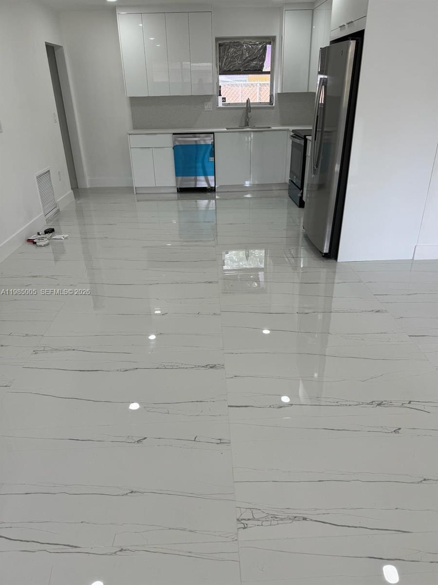 M C ESTATES - Residential Lease