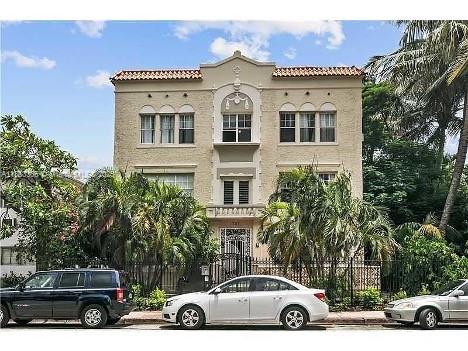 This bright and airy apartment offers an inviting living space with gorgeous hardwood floors, large windows, and a modern open kitchen.
Few steps from Lincoln Road and few minutes from the beach .