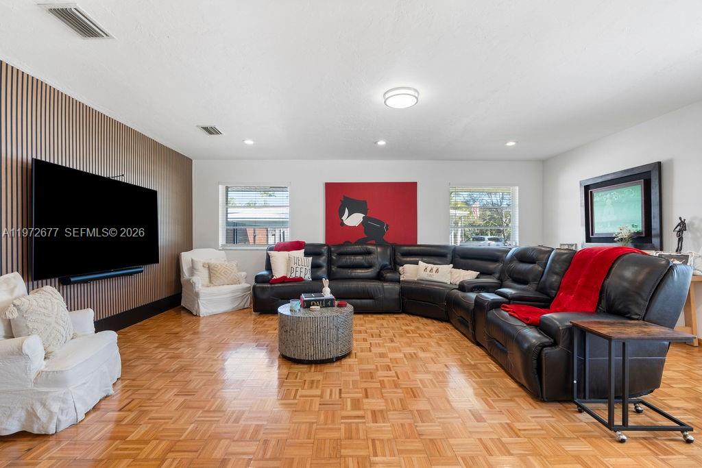 PINE MNR ESTS - Residential