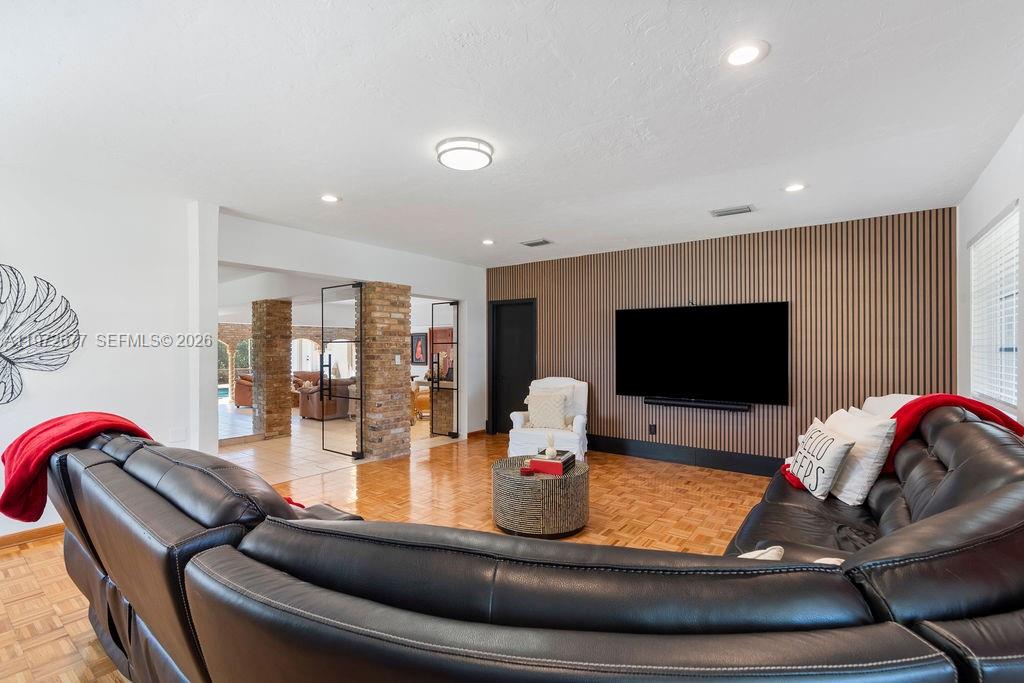 PINE MNR ESTS - Residential