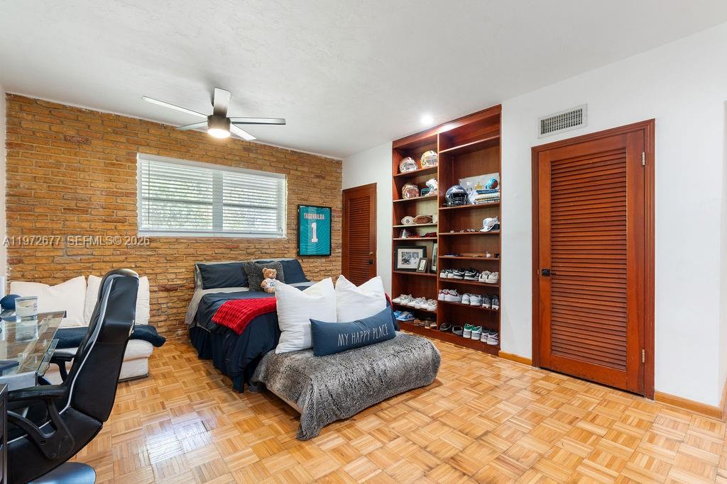 PINE MNR ESTS - Residential