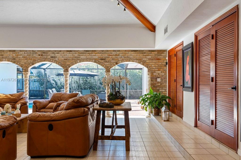 PINE MNR ESTS - Residential