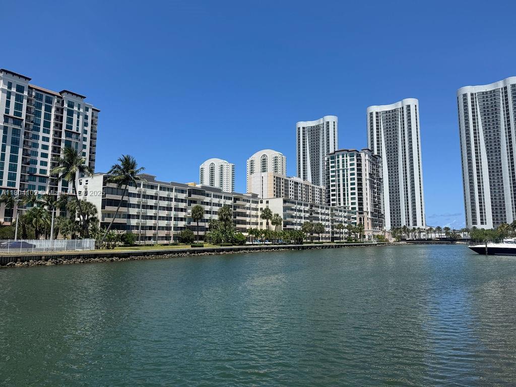 300 Bayview Dr 511, Sunny Isles Beach, Miami-Dade County, Florida - 1 Bedrooms  
2 Bathrooms - 