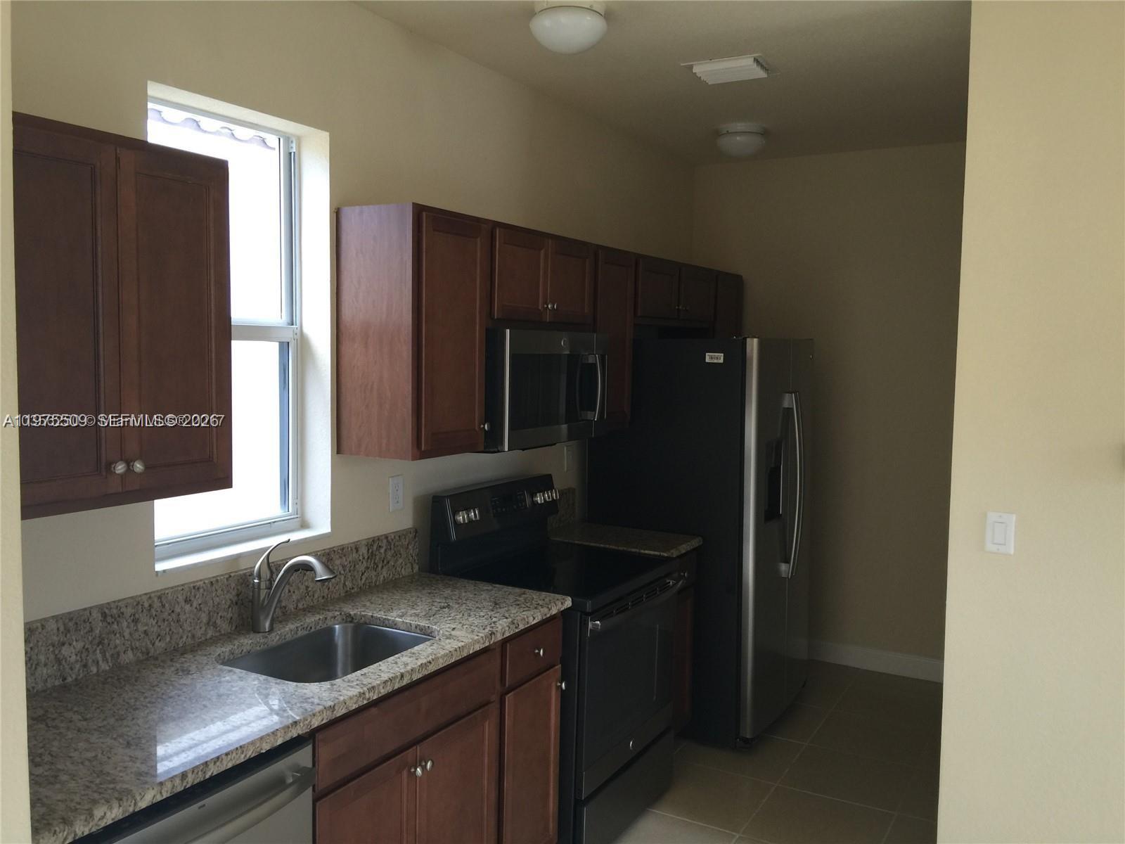 KENDALL COMMONS TOWNHOMES - Residential Lease