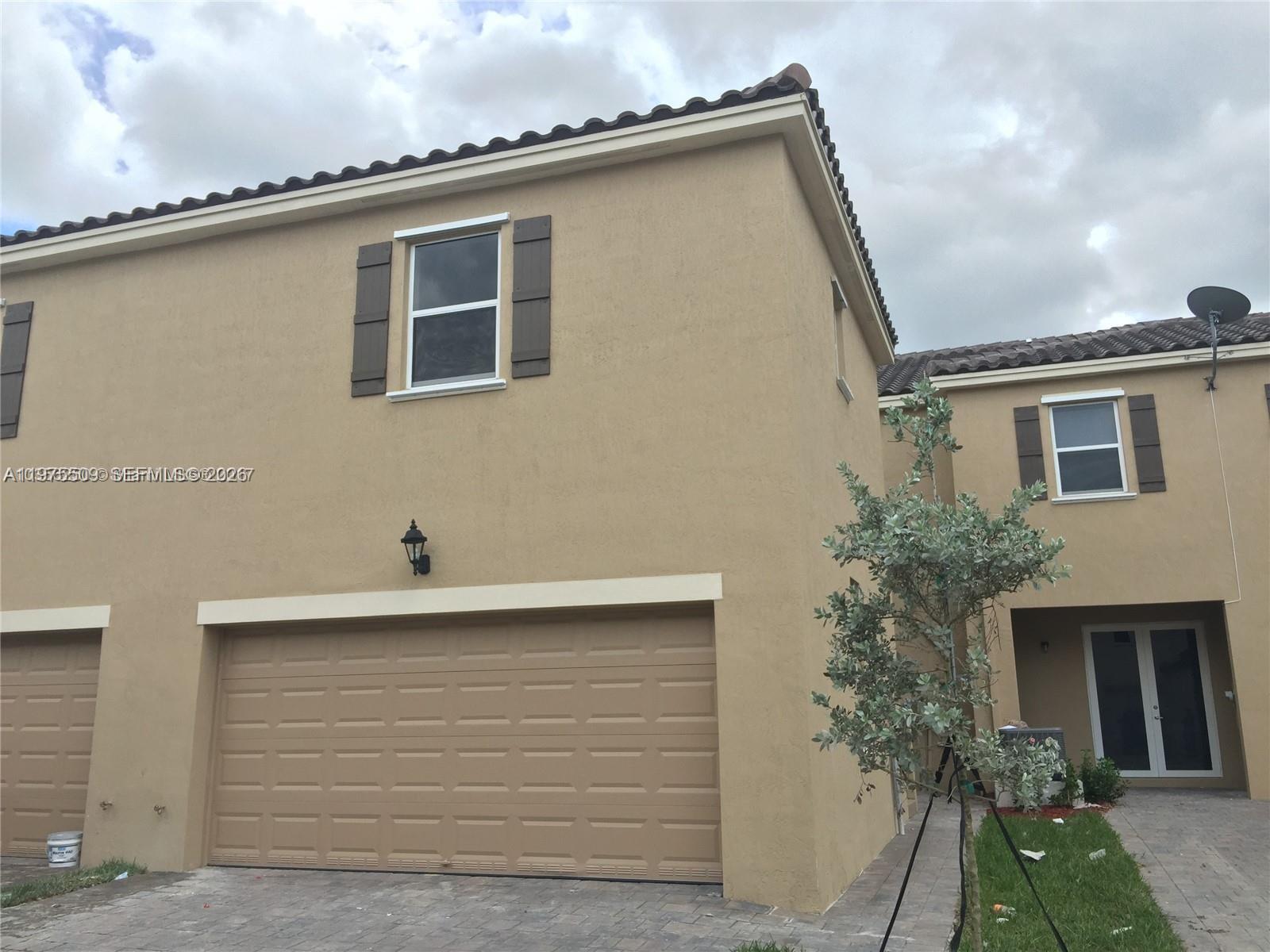 KENDALL COMMONS TOWNHOMES - Residential Lease