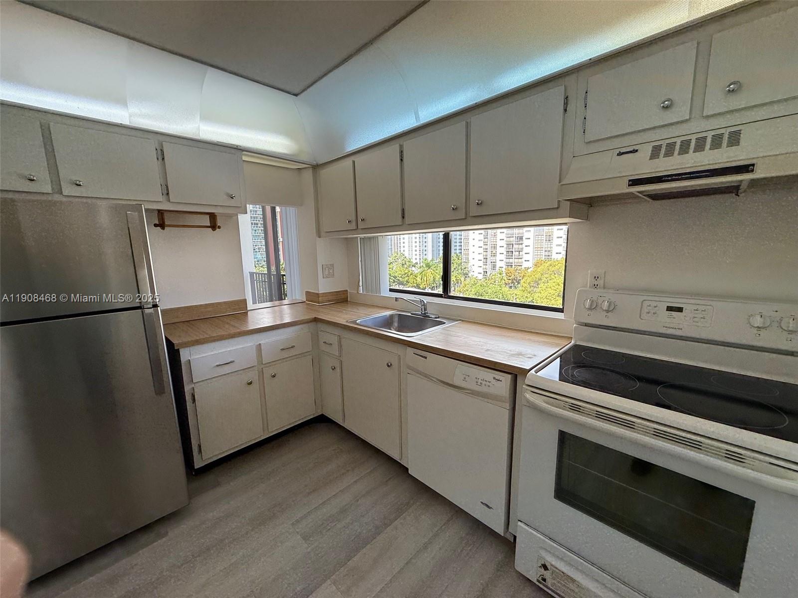 PLAZA OF AMERICAS CONDO P - Residential Lease