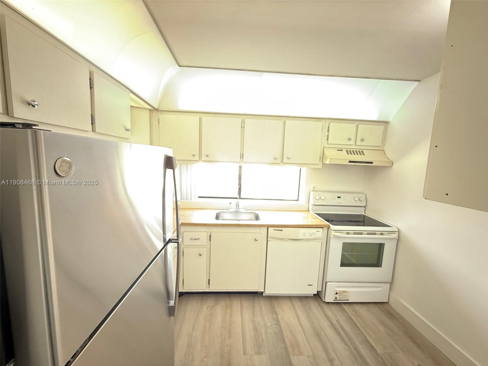 PLAZA OF AMERICAS CONDO P - Residential Lease