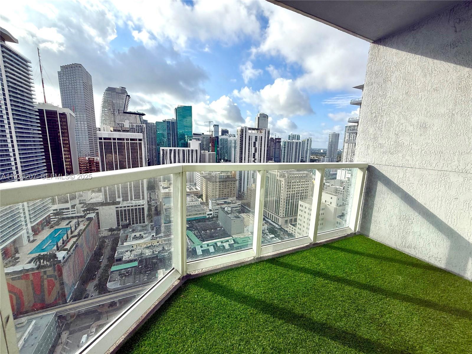 253 NE 2nd St. 2.2+ LRG DEN 3309