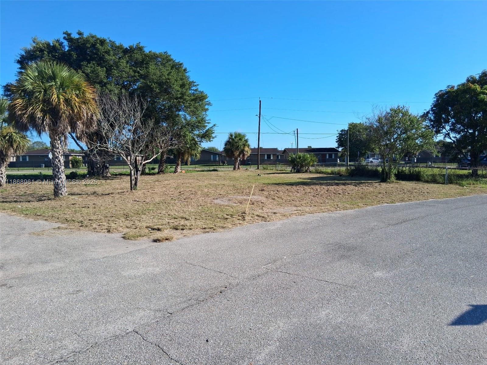Beautiful, cleared, well kept, ready to build, corner Lot, with City water, and City Sewer connections.
Build your own house, or install a mobile home.
Call Hendry County Labelle Office for questions about property and permits.